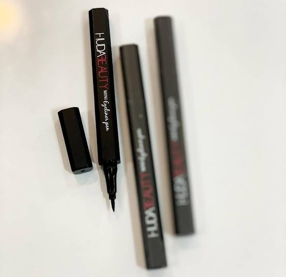 خط چشم ماژیکی مشکی چندضلعی HUDABEAUTY